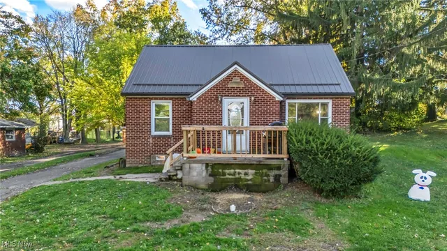 6984 Warren Sharon Rd, Brookfield, OH 44403
