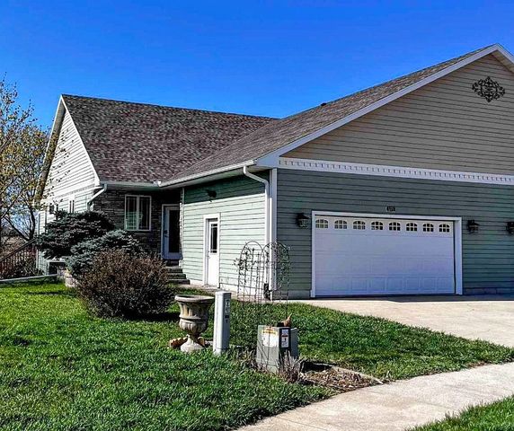 111 Lakeview Meadows Ct, Clear Lake, IA 50428