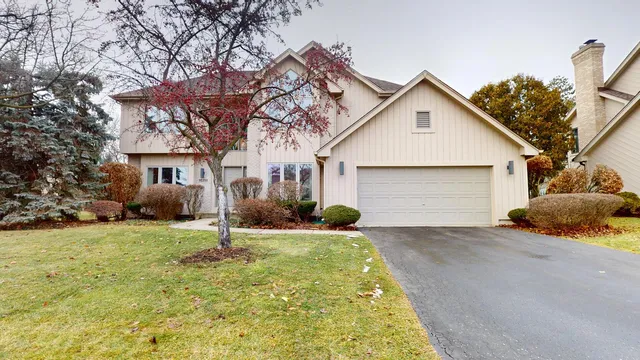 9S310 Woodcreek Pl, Downers Grove, IL 60516