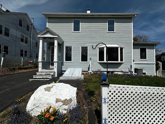 7 5th St, Webster, MA 01570