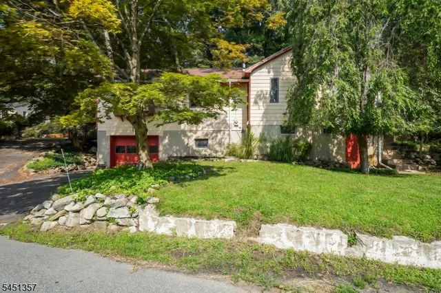 12 Coolidge Trl, Hopatcong, NJ 07843
