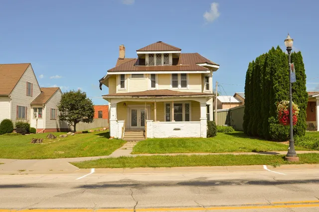 125 W  Mission St, Strawberry Point, IA 52076