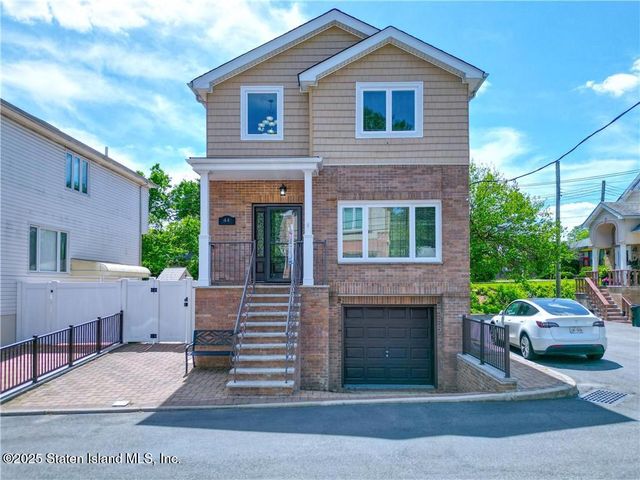 44 Comfort Ct, Staten Island, NY 10312
