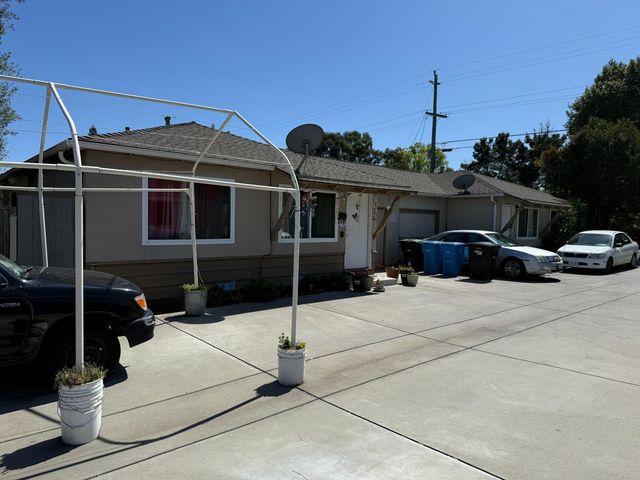 1823 Woodland Ave, East Palo Alto, CA 94303