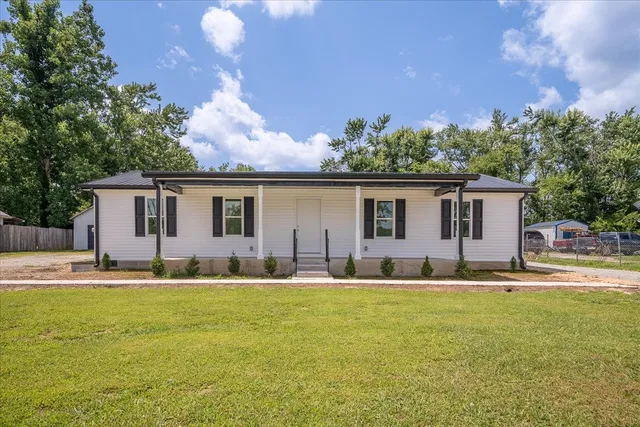 654 Main St W, Hohenwald, TN 38462