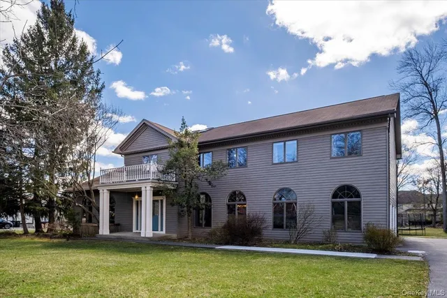 11 Baker Ln, Suffern, NY 10901