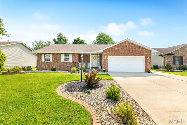 11 Glenmoor Ct, Bethalto, IL 62010