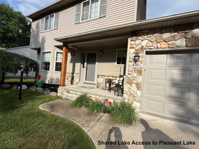 490 Cove View Dr, Waterford, MI 48327