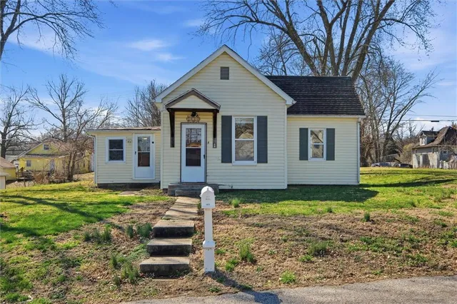 1423 Olive St, Leavenworth, KS 66048