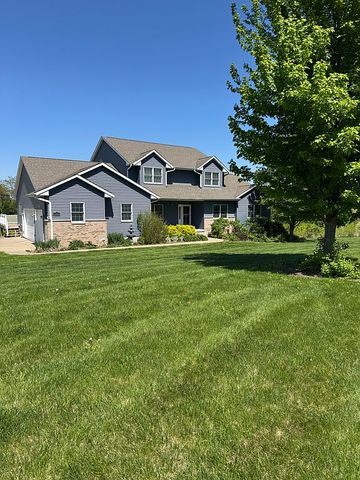 3300 Allie Ln, Clinton, IA 52732