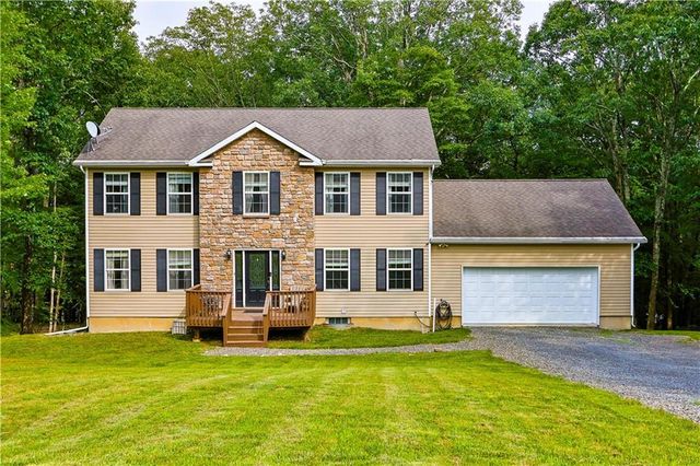 249 Oakenshield Dr, Tamiment, PA 18371