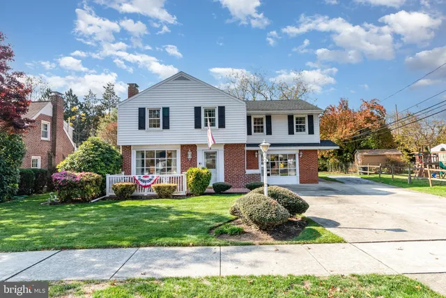2 Village Rd, Camp Hill, PA 17011