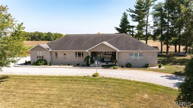 108 E  Jaeger St, Raymond, IL 62560