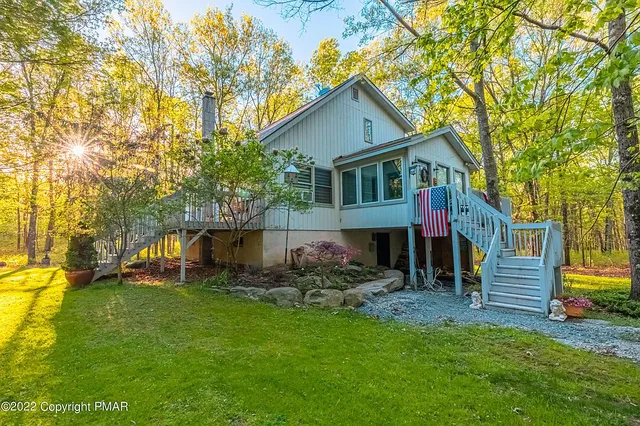 202 Buckhorn Ln, Cresco, PA 18326