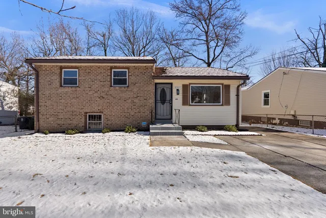 5527 Duchaine Dr, Lanham, MD 20706