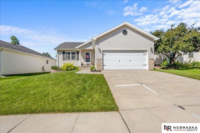 7007 Grand Lake Dr, Lincoln, NE 68521