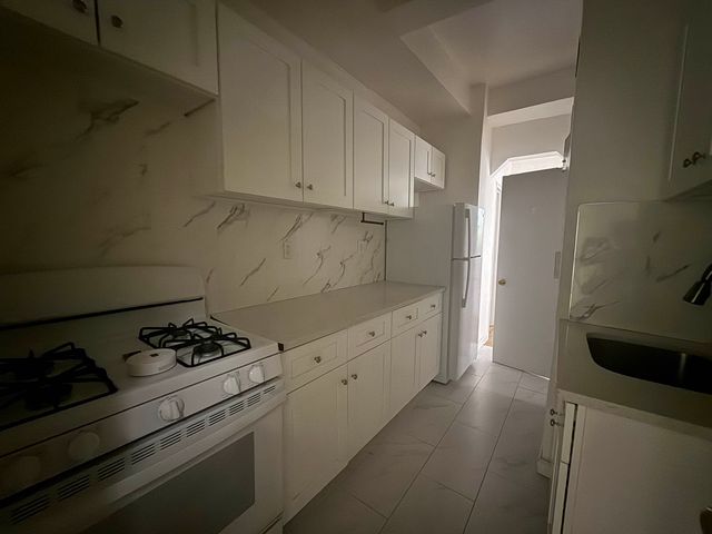 66-20 Wetherole St #1B, Rego Park, NY 11374