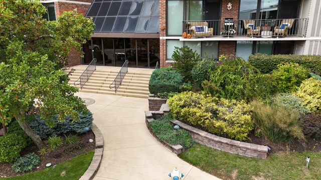 2 S  Atrium Way #203, Elmhurst, IL 60126