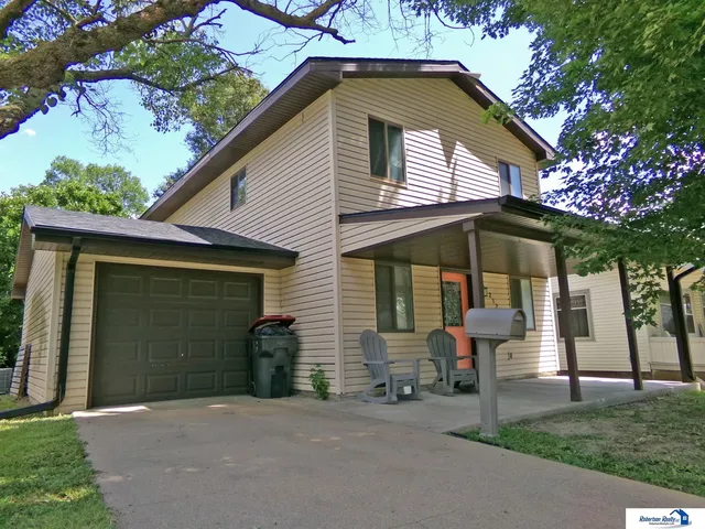 212 S  13th St, Beatrice, NE 68310