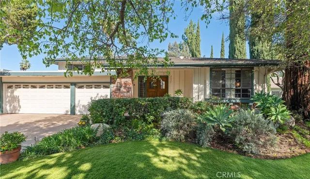 23921 Berdon St, Woodland Hills, CA 91367