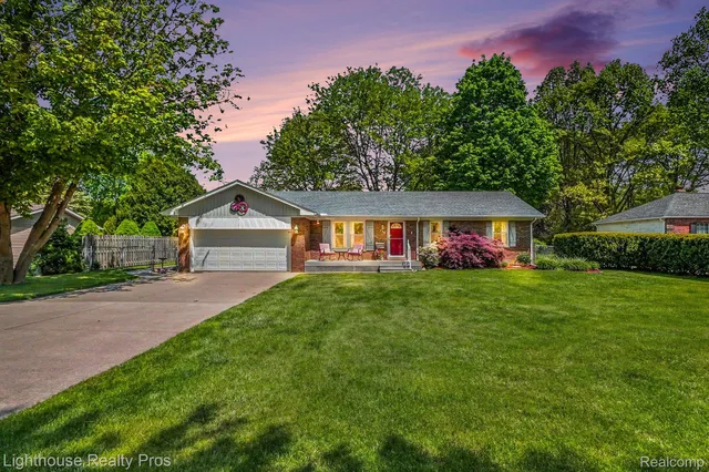 600 Six Mile Rd, Whitmore Lake, MI 48189