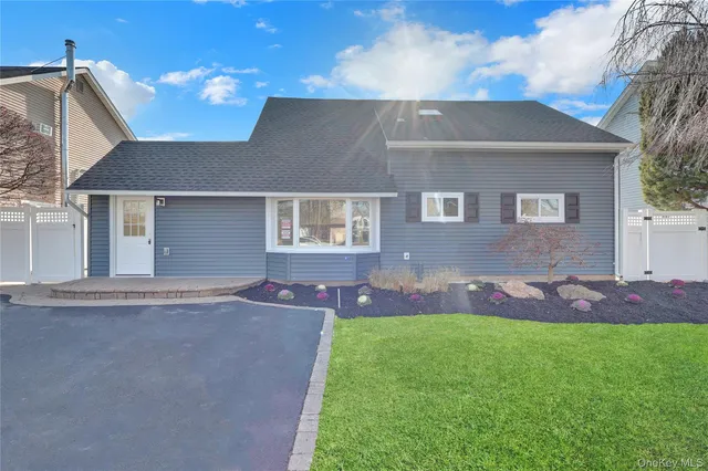 21 Piper Lane, Levittown, NY 11756