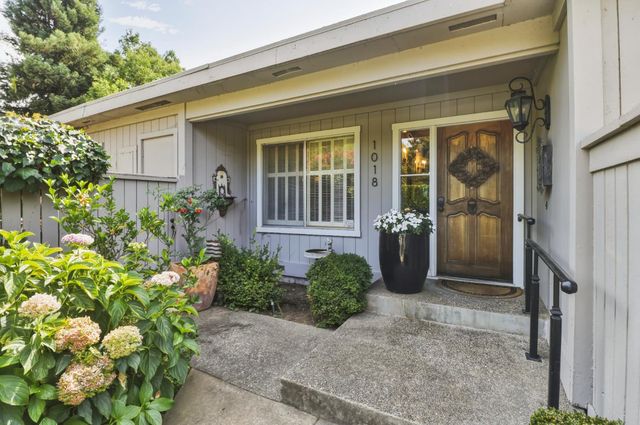 1018 Commons Dr, Sacramento, CA 95825