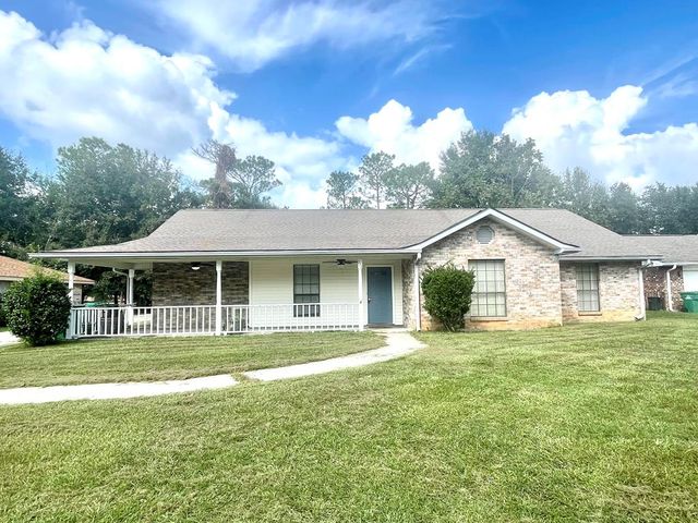 513 Country Club Dr, Picayune, MS 39466