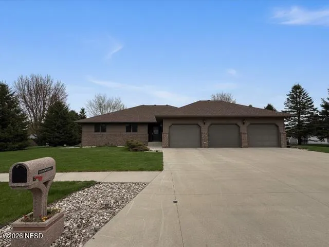 1112 44th St NW, Watertown, SD 57201