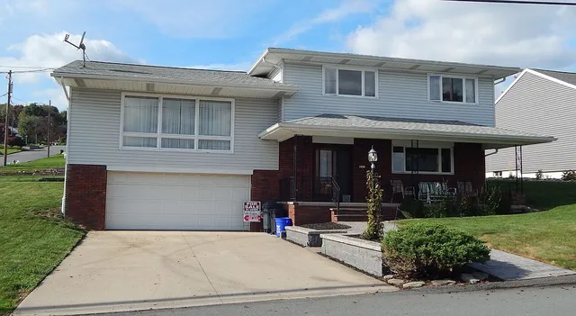 202 Maplewood Dr, Olyphant, PA 18447