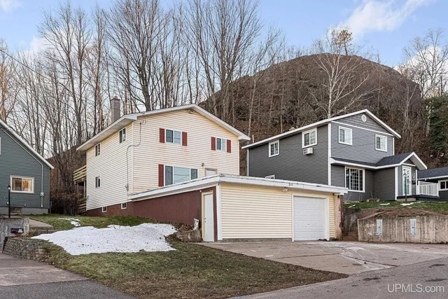 215 Hazel St, Ishpeming, MI 49849