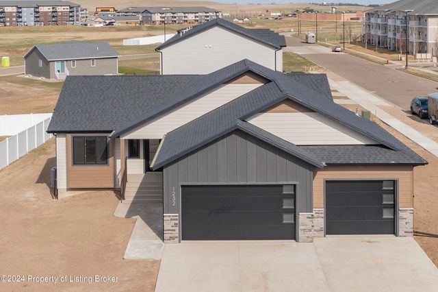 1232 45th Ave W, Dickinson, ND 58601