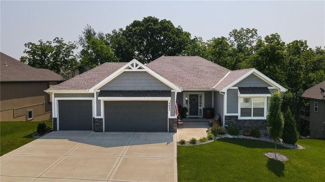 7425 NW Forest Lakes Dr, Parkville, MO 64152