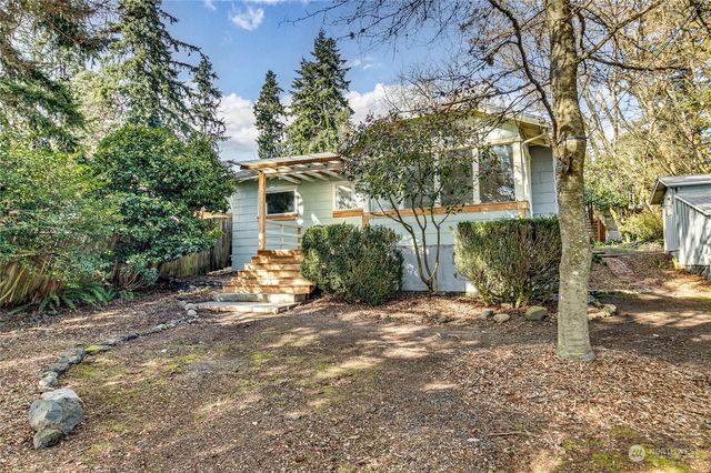 860 Gilmore Way NE, Bainbridge Island, WA 98110