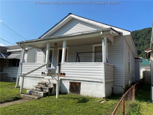 904 3rd Ave, Montgomery, WV 25136