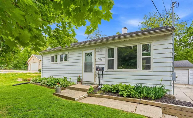 706 Giblin Dr, Iowa City, IA 52246