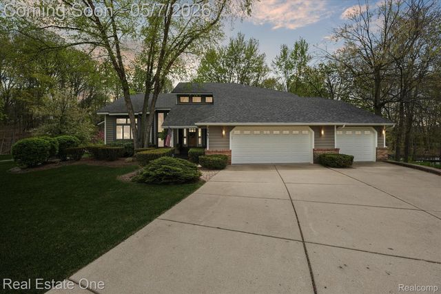 38967 Holsworth Ct, Farmington Hills, MI 48331