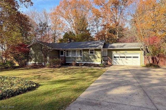 2755 Erie Dr, Akron, OH 44333