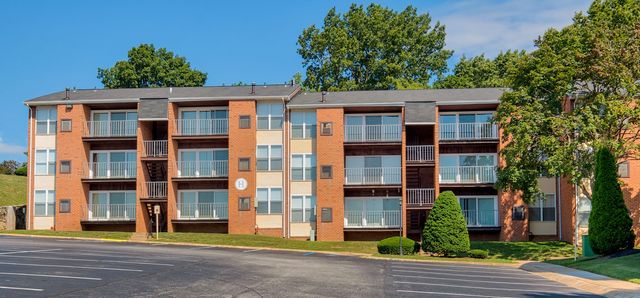 1927 Queenswood Dr #F202, York, PA 17403