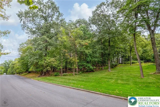 2550 Ballybunion Rd, Center Valley, PA 18034