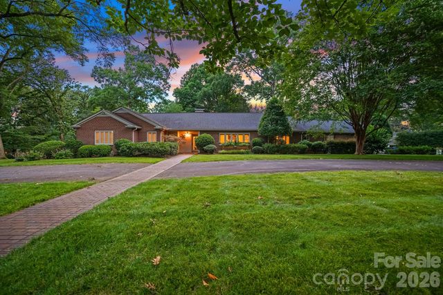 560 11th Avenue Cir NW, Hickory, NC 28601