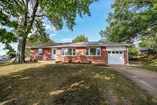 8483 Hampstead Dr, Saint Louis, MO 63123