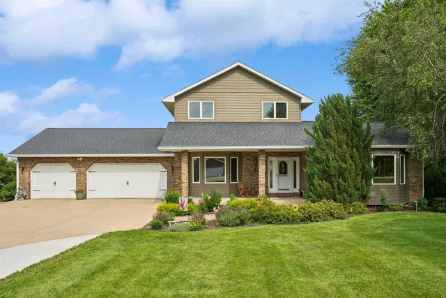 15848 Woodmoor Dr, Dubuque, IA 52002