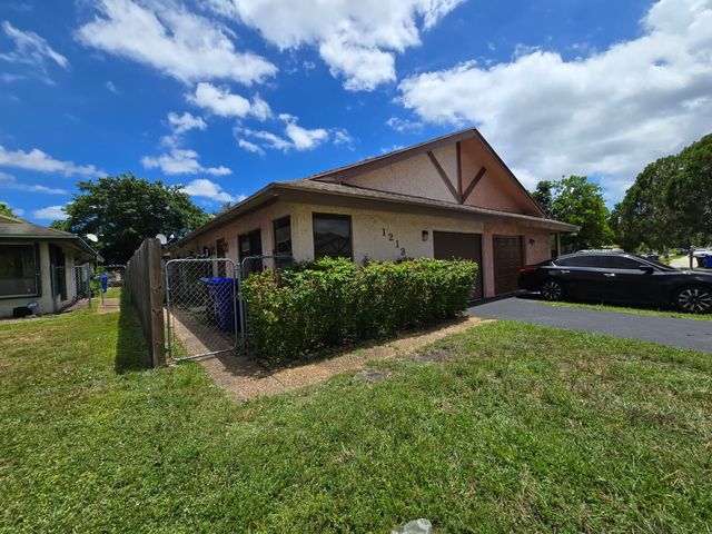1213 SW 74th Ave, Pompano Beach, FL 33068