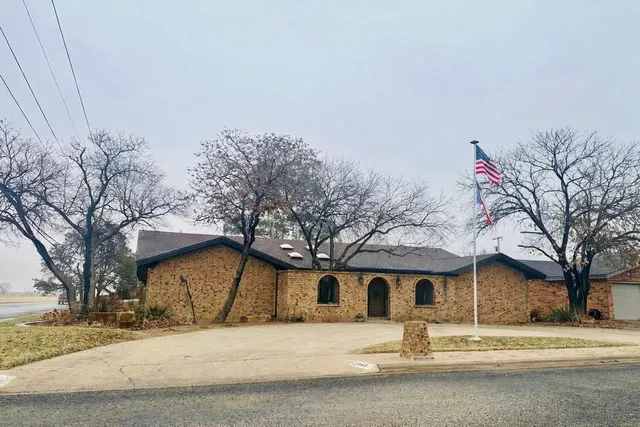 2001 Longhorn Dr, Levelland, TX 79336