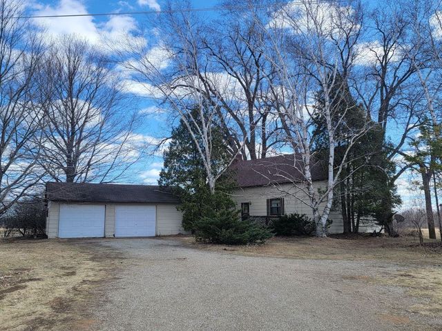 4884 Lade Beach Rd, Little Suamico, WI 54141