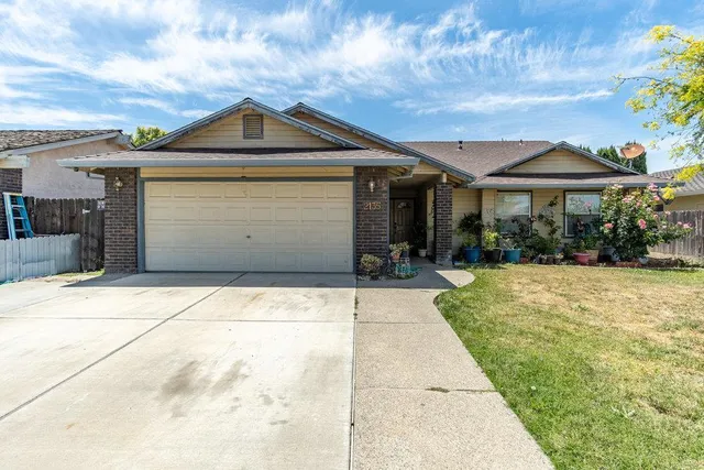 2135 Arroyo Ct, Los Banos, CA 93635