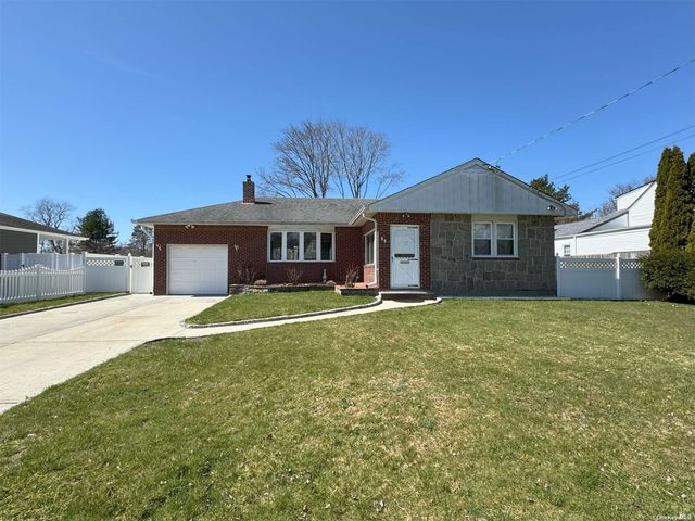 16 Whittier Drive, Greenlawn, NY 11740