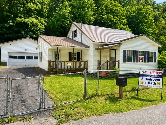 4208 Seng Creek Rd, Whitesville, WV 25209