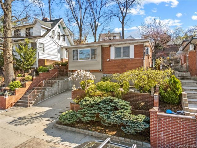 4576 Browvale Ln, Little Neck, NY 11362